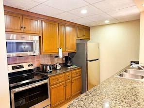 Villa Premium, 2 habitaciones, vista al océano, frente al océano | Cocineta privada | Refrigerador con congelador, microondas, horno y parrilla de estufa