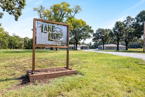 Affordable Lodge w/Covered, Lighted, Pull Through Parking. Grills and Outdoor TV