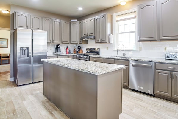 ثلاجة، ميكروويف، موقد طهي مسطح، غسالة أطباق