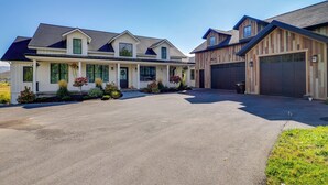 A two-story house with a large driveway and a garage. - Midway Mtn Retreat | Hot Tub, Gym & 28+ Nights (Midway)