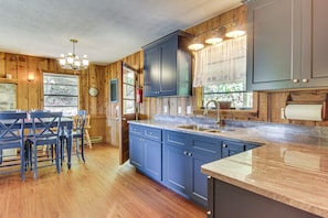 Refrigerador, microondas, parrilla de estufa y cafetera y tetera