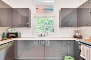 Kjøleskap, mikrobølgeovn, kokeplater og oppvaskmaskin