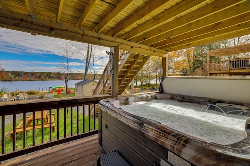 Lakefront Pocono Retreat w/ Hot Tub & Movie Hub