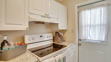 Kühlschrank, Mikrowelle, Herdplatte, Wasserkocher mit Kaffee-/Teezubehör