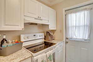 Kühlschrank, Mikrowelle, Herdplatte, Wasserkocher mit Kaffee-/Teezubehör