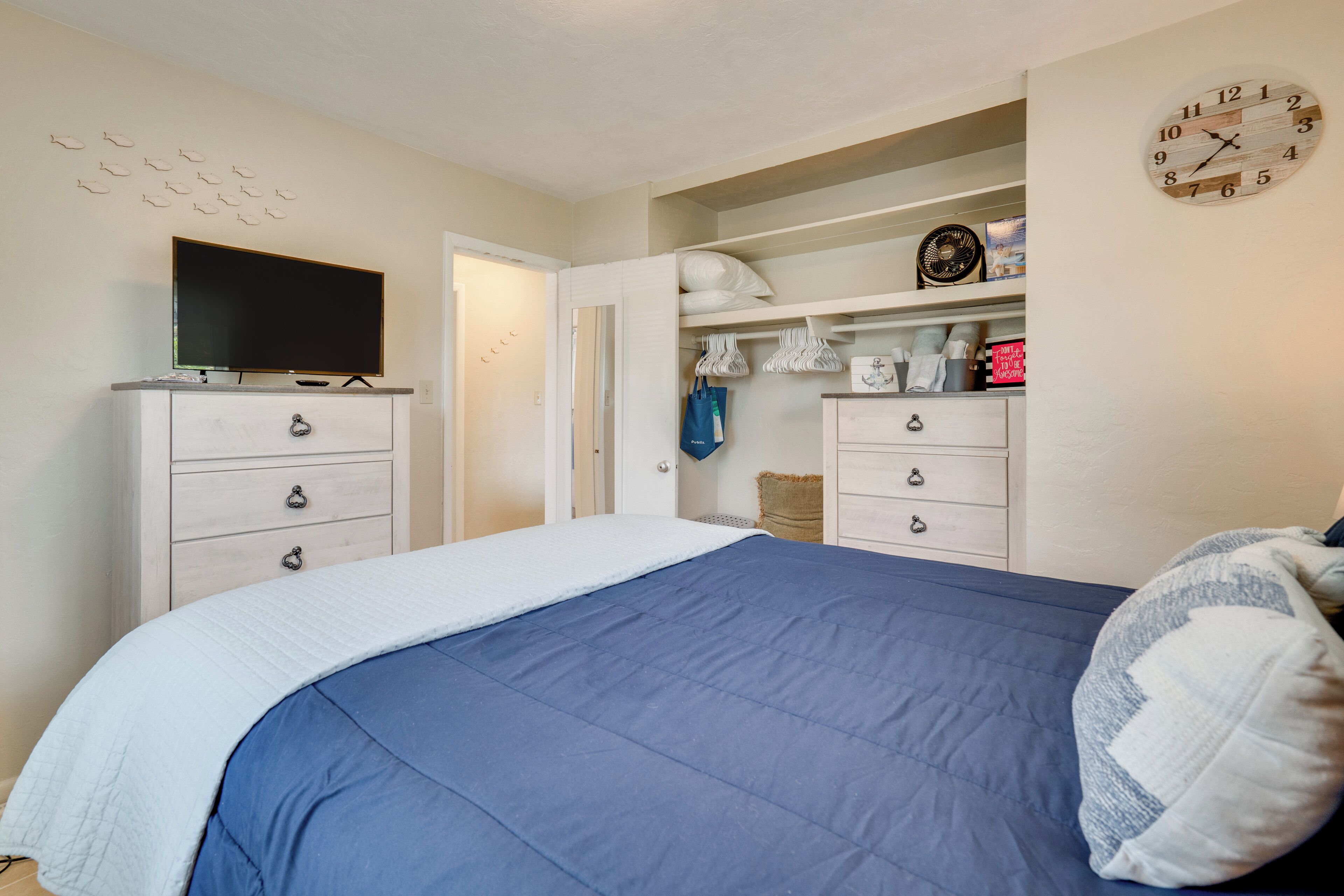 2 bedrooms, desk, travel crib, internet