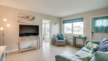 Fernseher, Bücher, Stereoanlage