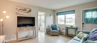 Relax in Hot Tub, Walk to Springs: North Port Home