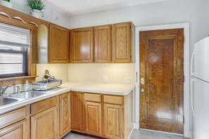 Kjøleskap, mikrobølgeovn, kokeplater og oppvaskmaskin