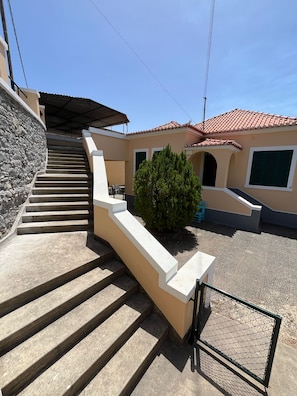 Front of property - Lazareto 148 Hostel (Funchal)