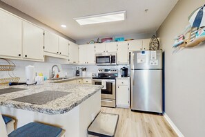 Kjøleskap, mikrobølgeovn, ovn og kokeplater