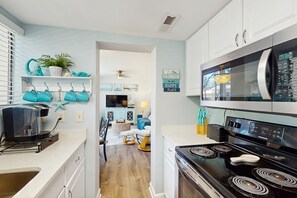 Kjøleskap, mikrobølgeovn, ovn og kokeplater