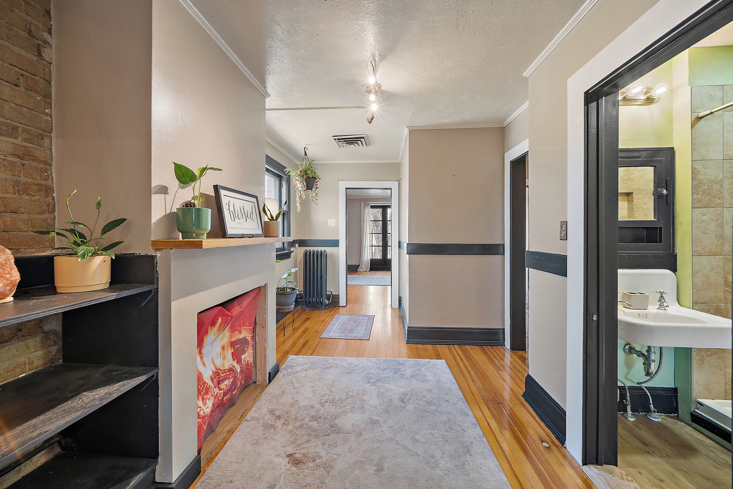 Douche, sèche-cheveux, serviettes fournies, savon