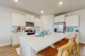 Kjøleskap, mikrobølgeovn, ovn og kokeplater