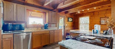 Jääkaappi, mikroaaltouuni, uuni, liesi