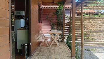 Basic Apartment | Outdoor dining