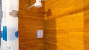 A shower area with wooden walls, a white shower curtain with cloud and raindrop patterns, and a handheld showerhead. - Studio in the heart of Morelia! (Morelia)