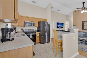 Een koelkast, een microgolfoven, een oven, een kookplaat