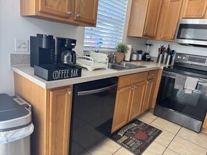 Kjøleskap, mikrobølgeovn, ovn og kokeplater