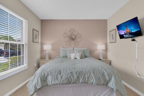 Iron/ironing board, WiFi, bed sheets - Discover Your Family Retreat in Southern Dunes (Haines City)