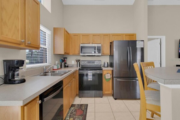 Een koelkast, een microgolfoven, een oven, een kookplaat