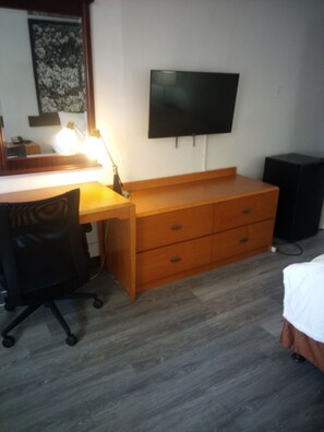 Kamar Standar, 1 Tempat Tidur King, Bebas Asap Rokok, AC | Meja kerja, ruang kerja ramah laptop, dan Wi-Fi gratis