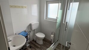 A modern bathroom with a shower, toilet, and sink. - Friendly accommodation with parking in a central location (Dieburg)