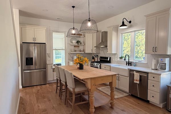 Kjøleskap, mikrobølgeovn, ovn og kokeplater