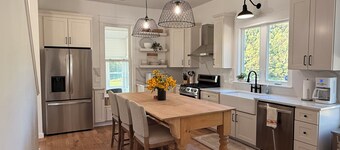 Pickett’s Place-Modern Country Farmhouse with Rustic Charm, minutes from town.