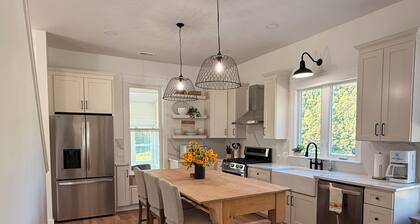 Pickett’s Place-Modern Country Farmhouse with Rustic Charm, minutes from town.