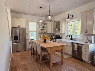 Pickett’s Place-Modern Country Farmhouse with Rustic Charm, minutes from town.