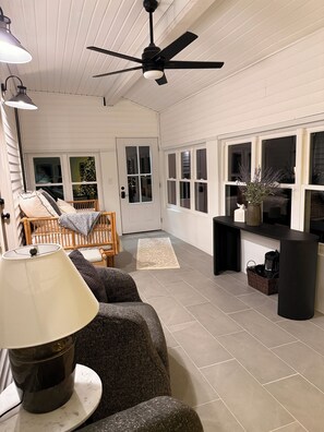 A spacious living area with a ceiling fan, a sofa, a lamp, and a potted plant. - Pickett’s Place-Modern Country Farmhouse with Rustic Charm, minutes from town. (Pomeroy)