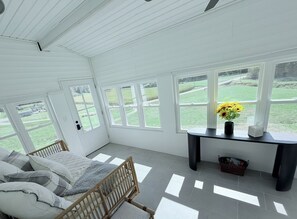 Smart TV, books - Pickett’s Place-Modern Country Farmhouse with Rustic Charm, minutes from town. (Pomeroy)