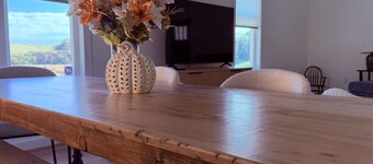 Pickett’s Place-Modern Country Farmhouse with Rustic Charm, minutes from town.