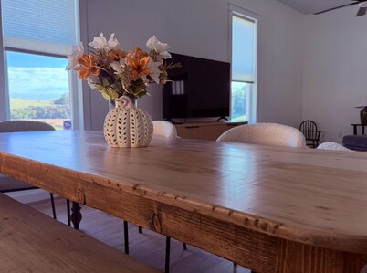 Pickett’s Place-Modern Country Farmhouse with Rustic Charm, minutes from town.