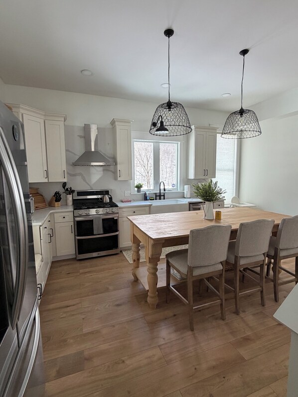 ثلاجة، ميكروويف، فرن، موقد طهي مسطح