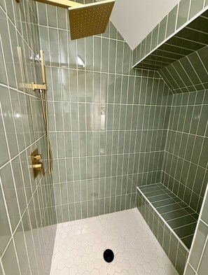 Ducha, secador de pelo, toallas, jabón