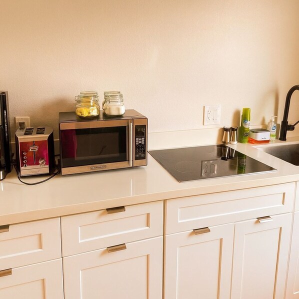 Een koelkast, een magnetron, een koffiezetapparaat/waterkoker