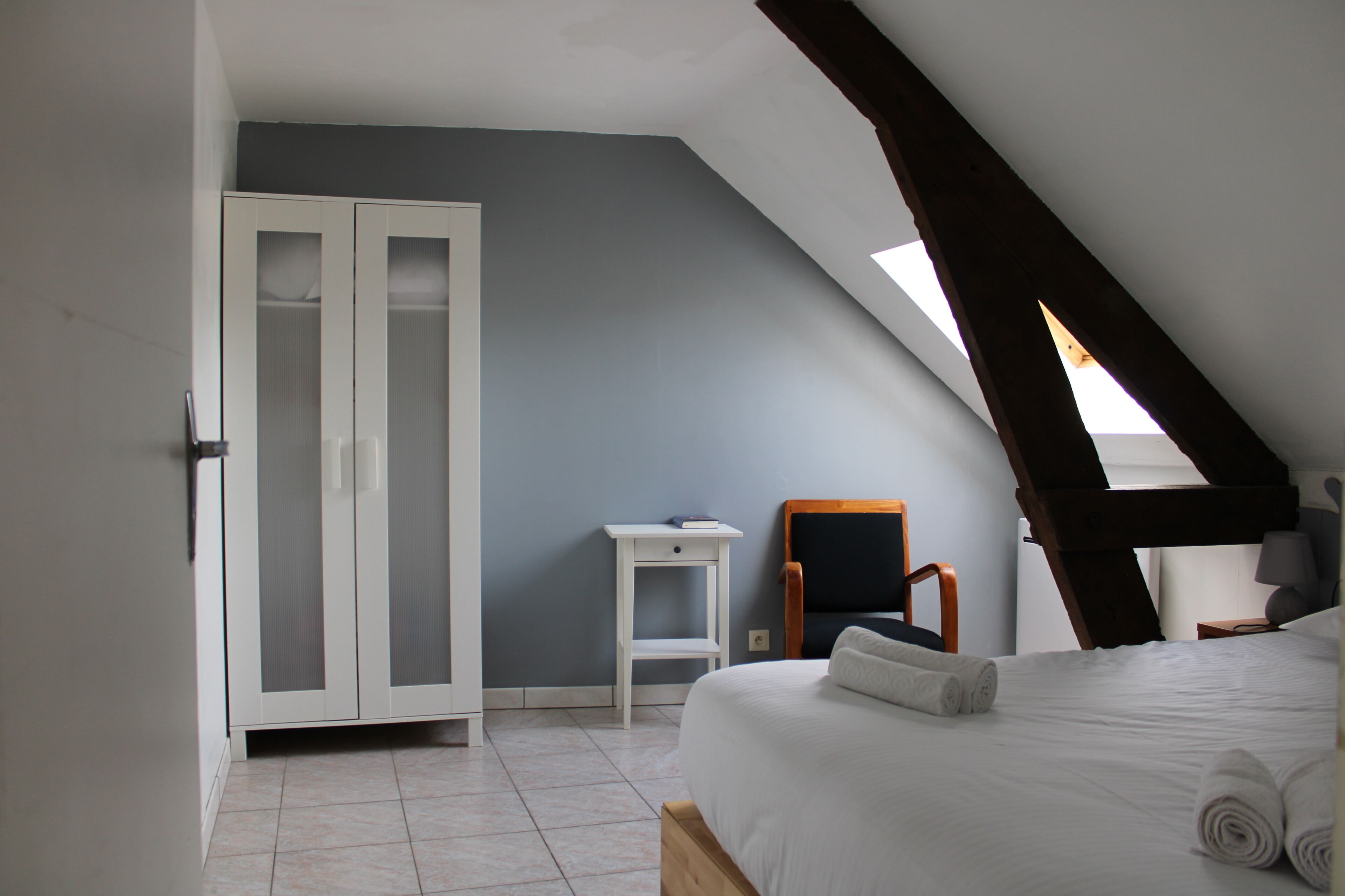 4 chambres, bureau, fer et planche à repasser, lit parapluie