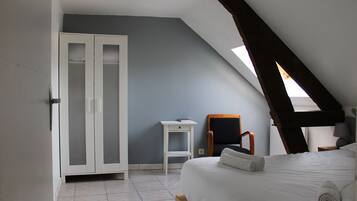 4 chambres, bureau, fer et planche Ă repasser, lit parapluie