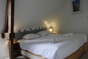 4 bedrooms, desk, iron/ironing board, travel cot
