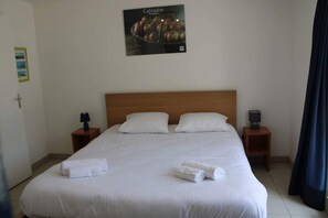 4 室のベッドルーム、デスク、アイロン / アイロン台、WiFi (無料)