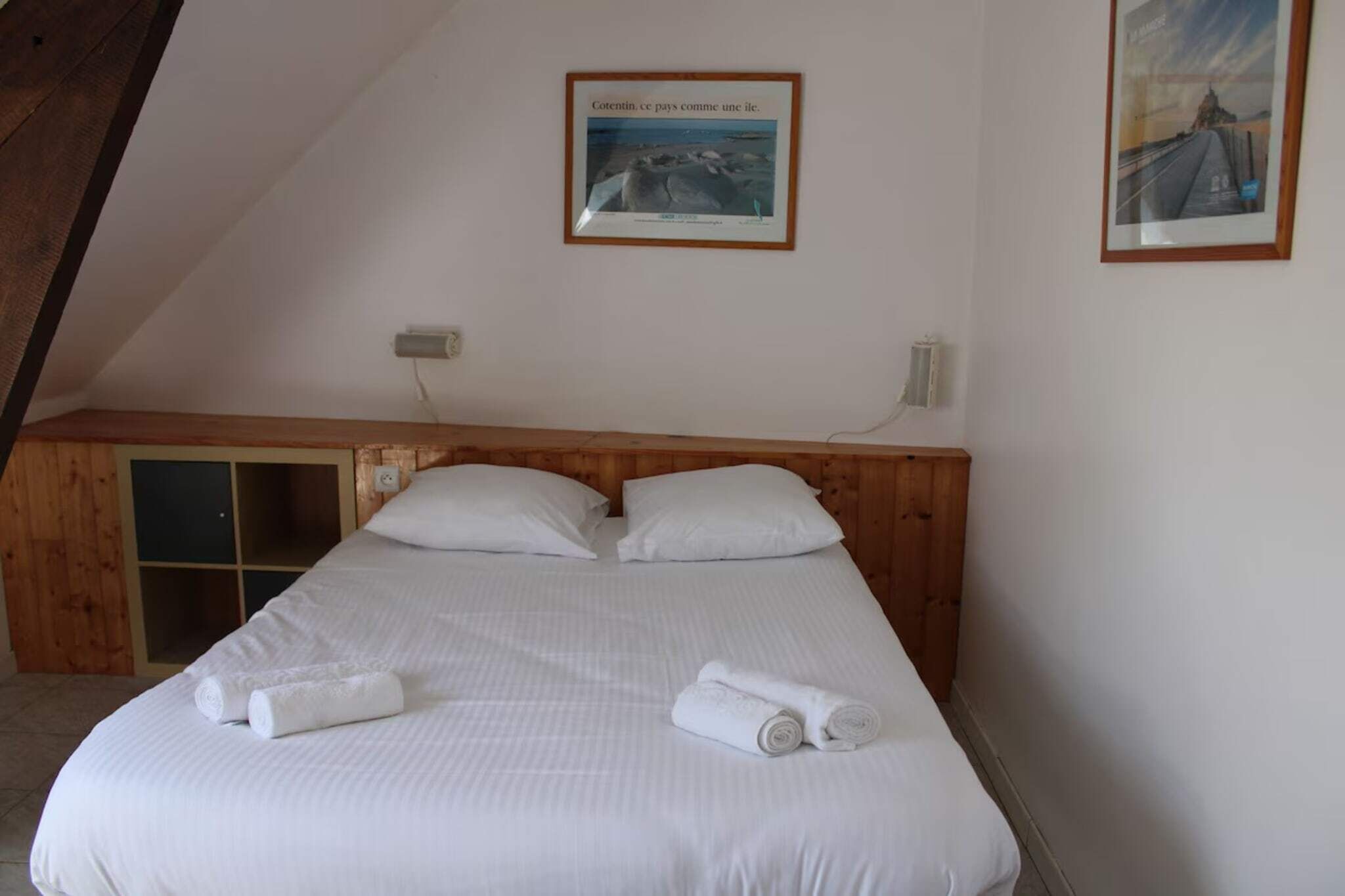 4 bedrooms, desk, iron/ironing board, travel cot