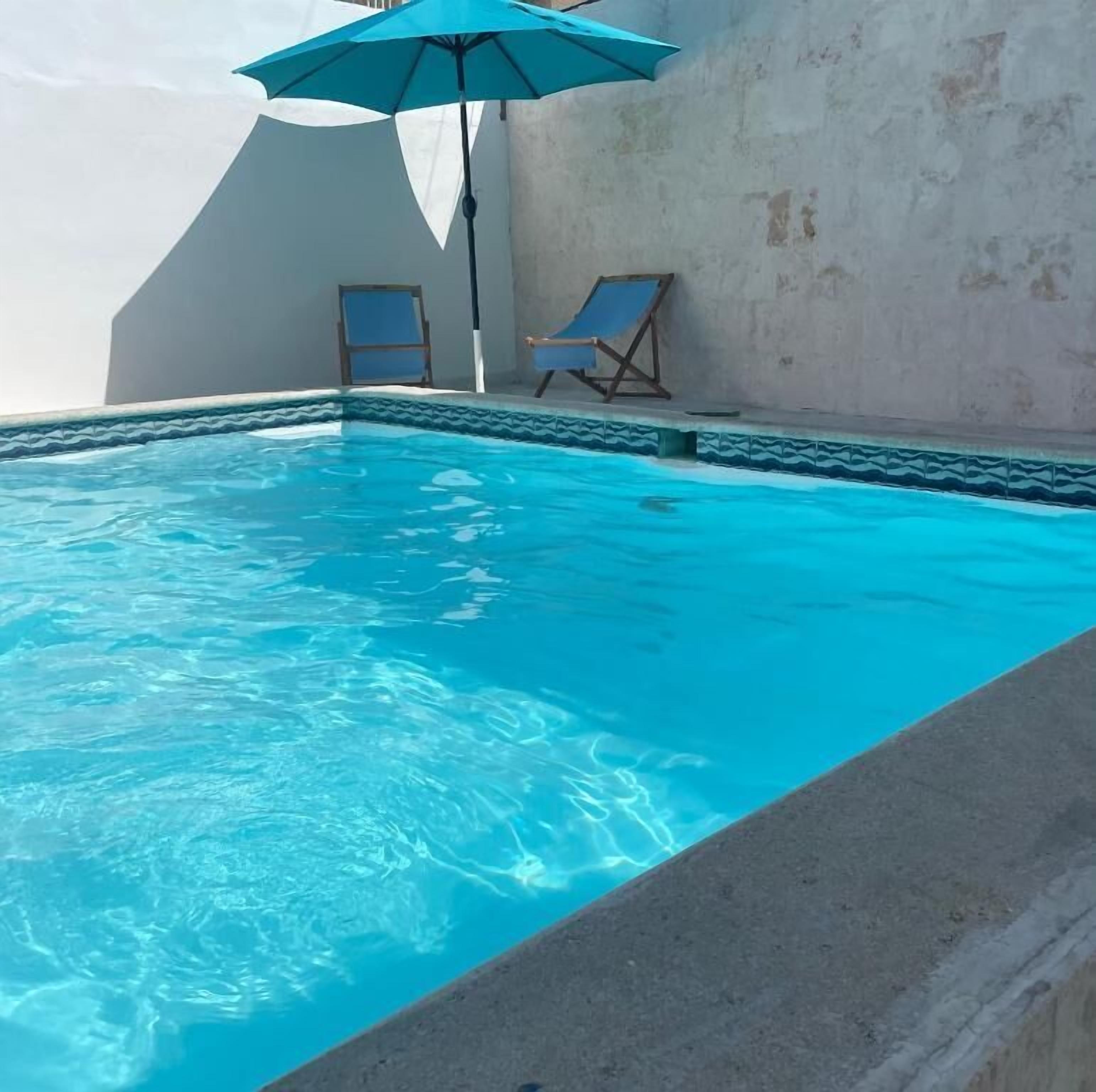 15 outdoor pools, open 8:00 AM to 8:00 PM, pool umbrellas