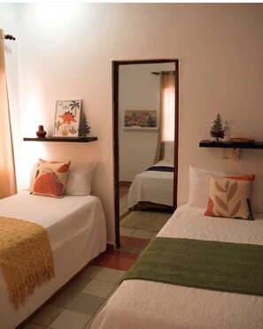 Camera tripla | Una scrivania, Wi-Fi gratuito