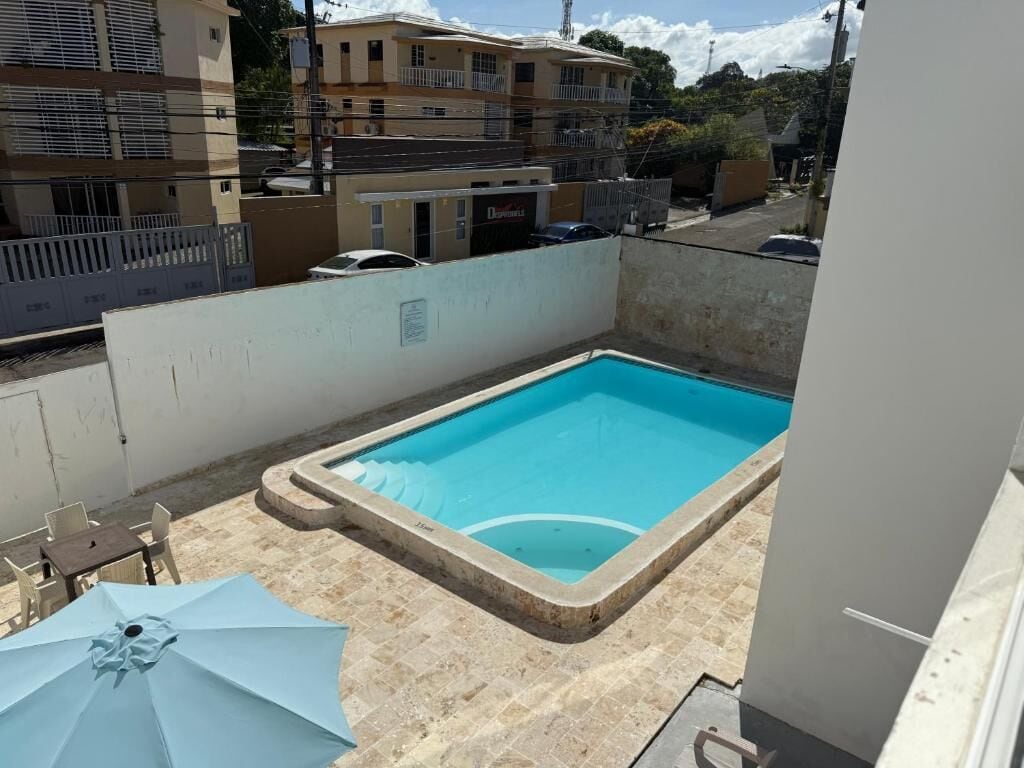 15 piscines extérieures, parasols de plage