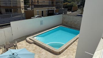 15 piscines extérieures, parasols de plage