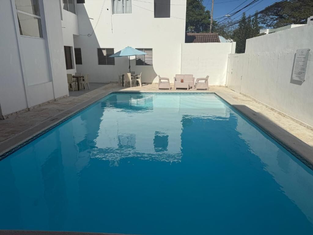 15 Außenpools, geöffnet von 08:00 Uhr bis 20:00 Uhr, Sonnenschirme