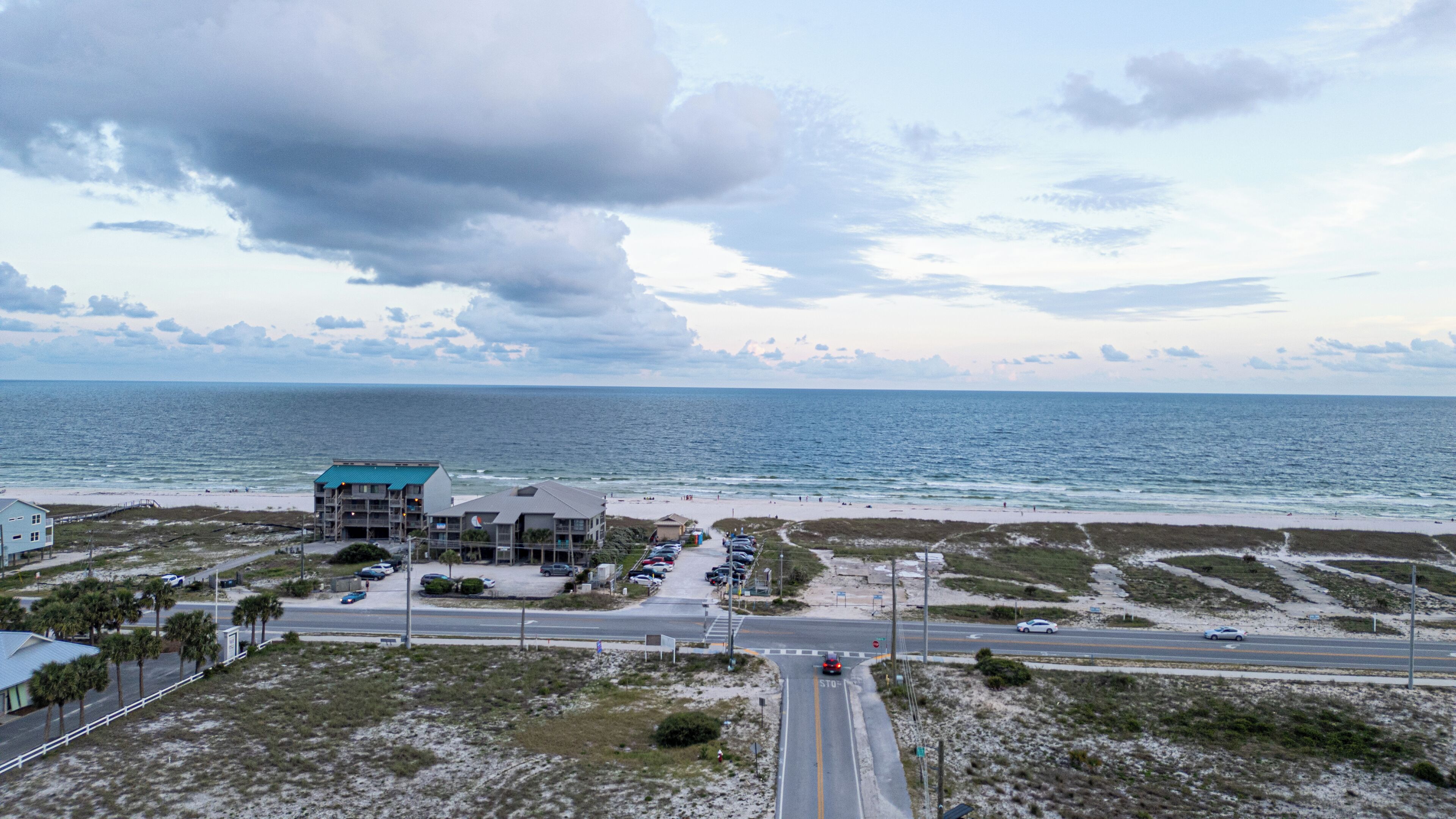 على الشاطئ، كراسي للتشمس، مناشف للشاطئ