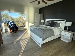 8 soverom, skrivebord, strykejern/-brett og reiseseng for barn